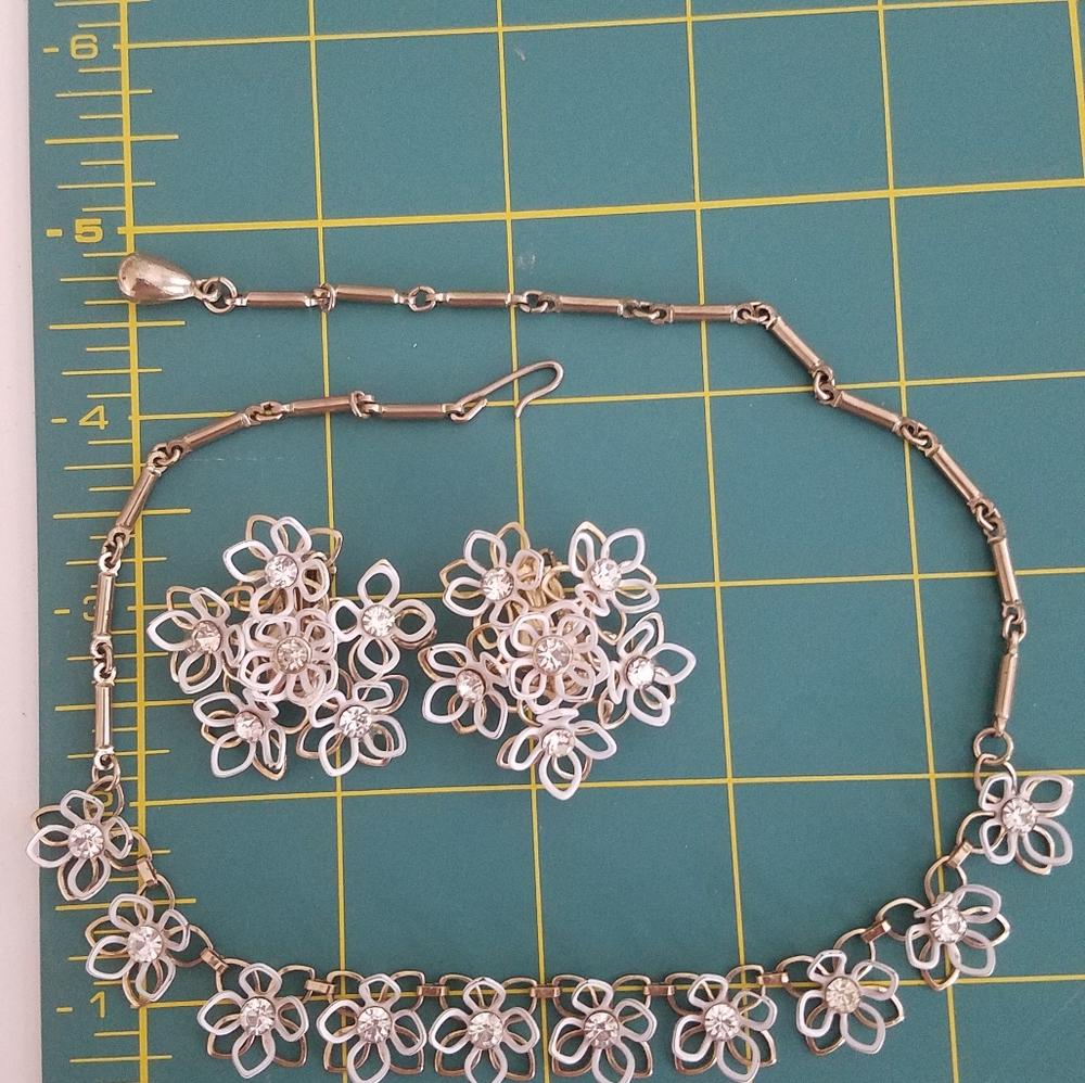 Art deco vintage necklace and clip on earrings